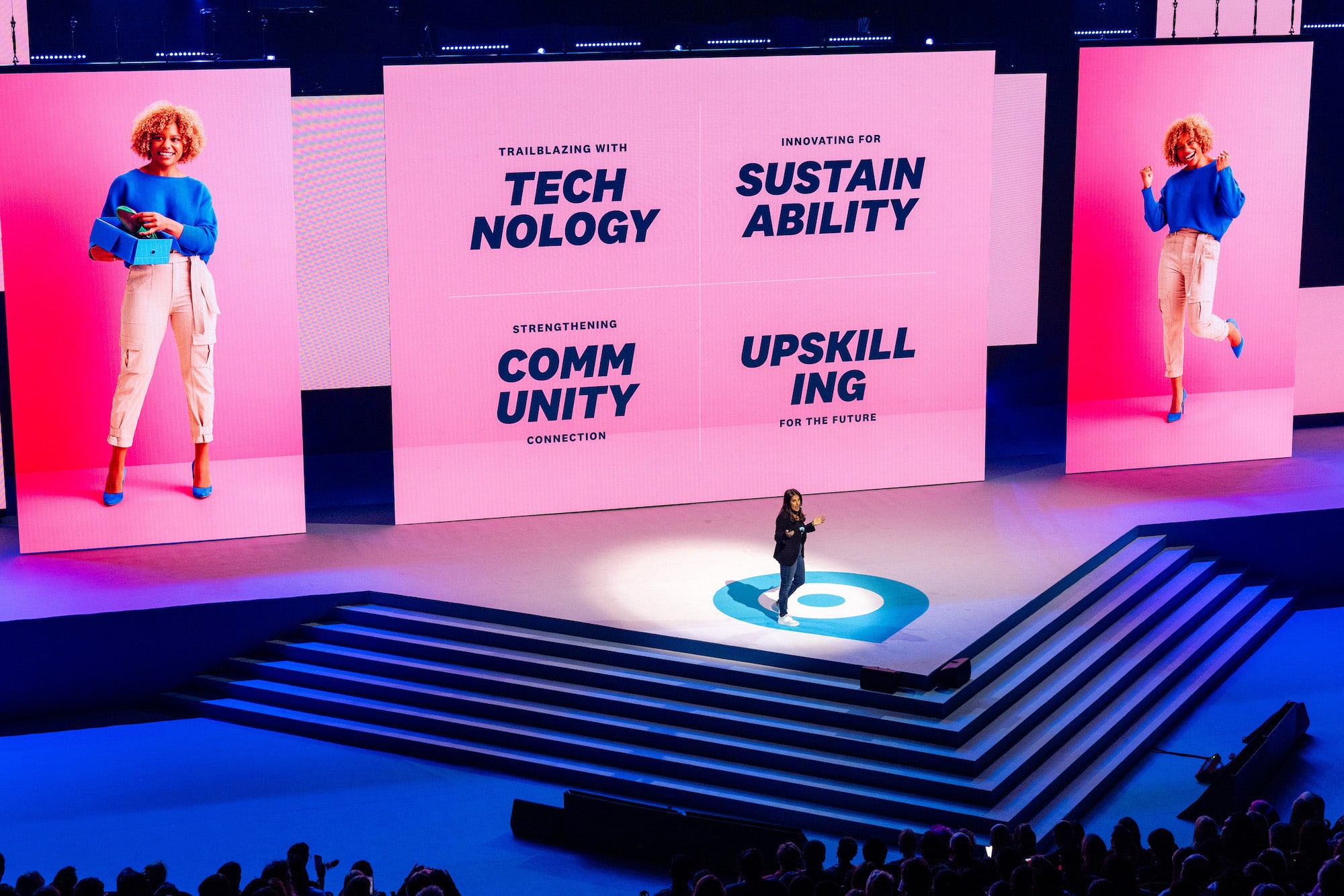 The Xero CEO addresses a large audience.