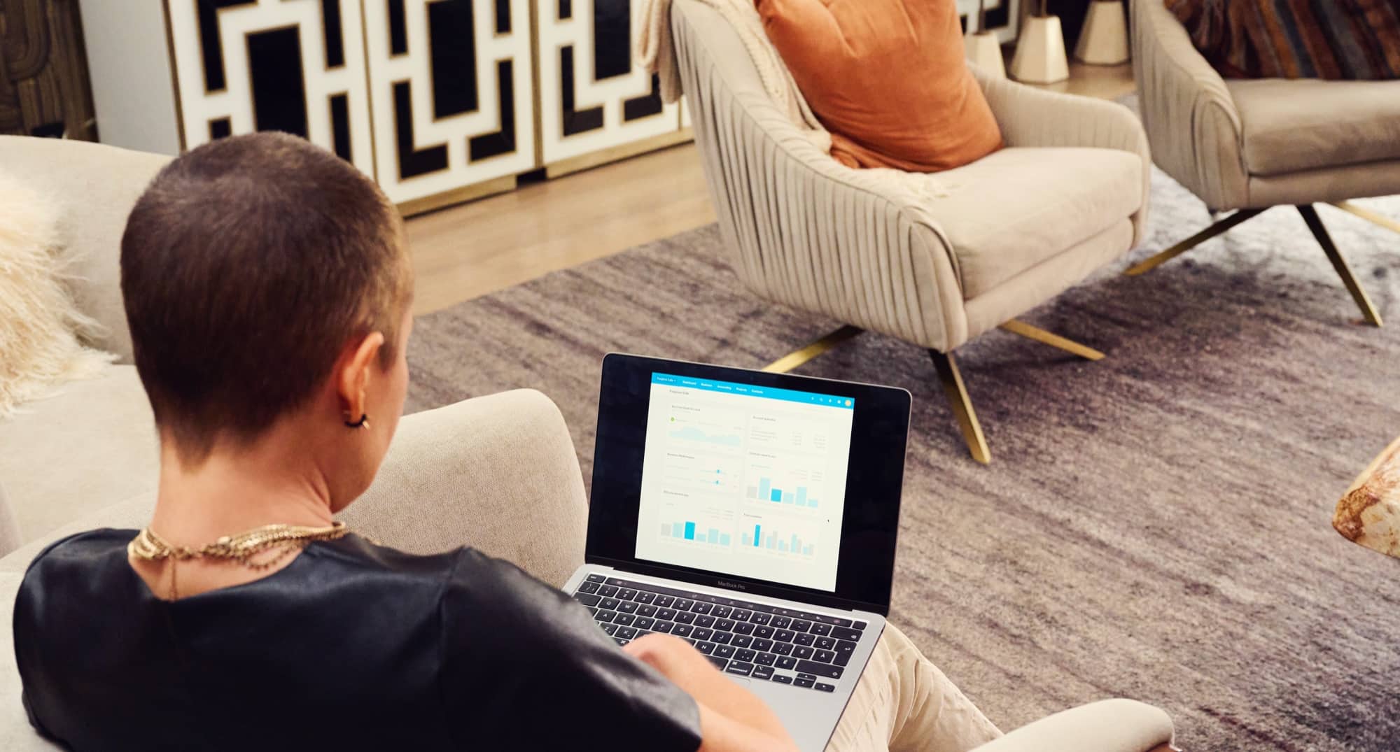 Yvonne'’s hands working on a financial screen in her computer.