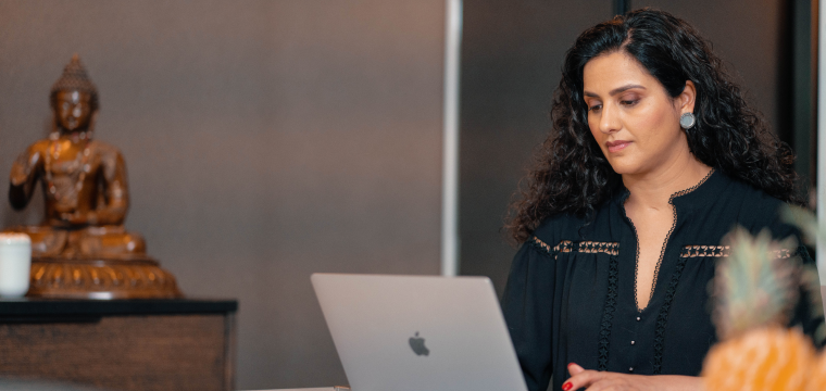 A Xero customer at a cafe searches Xero Central on their laptop, looking for answers to a question.